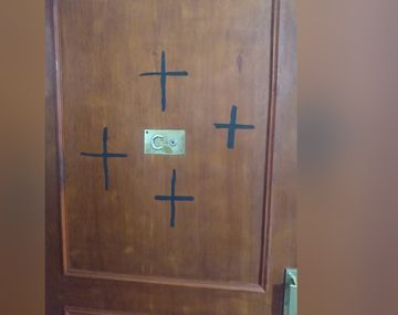 Cruces negras y carta anónima: grave amenaza a una enfermera en un edificio de Bahía Blanca