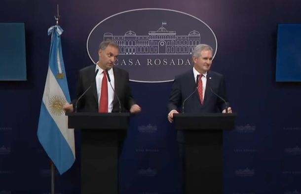 Manuel Adorni cruzó a un periodista para evadir su pregunta: No es una charla de café