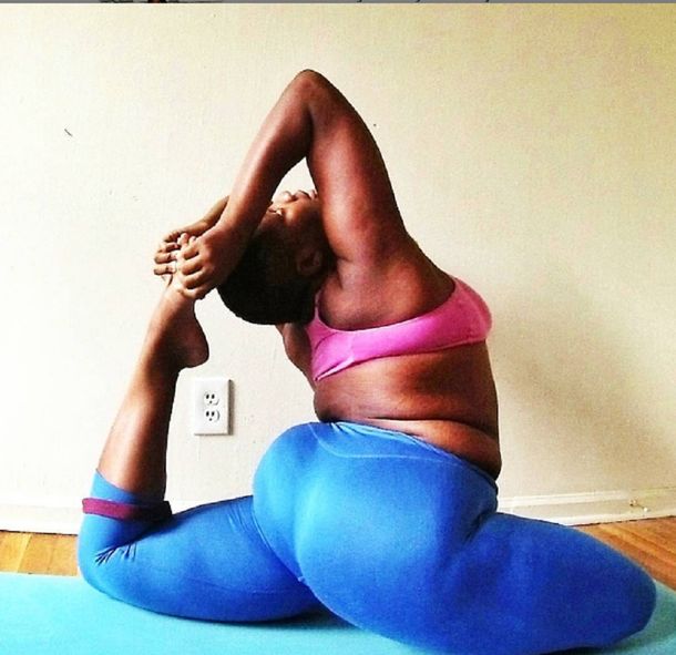 Una profesora de yoga XXL muestra que la disciplina es para todos