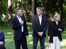 el dress code macrista: camisa celeste sin corbata, blusa y pantalon el dress code macrista: camisa celeste sin corbata, blusa y pantalon