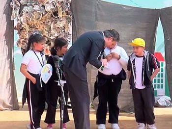 Niña corrige al ministro de educación de México