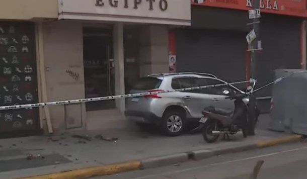 Fuerte choque en la zona del Abasto dejó un herido y un auto subido a la vereda