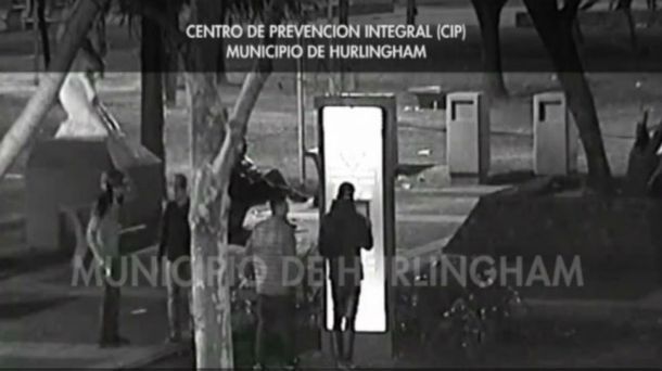 VIDEO: Unos jóvenes robaron el nuevo desfibilador de una plaza en Hurlingham
