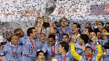 El volante festeja el título de la Copa América 2011 con sus compañeros El volante festeja el título de la Copa América 2011 con sus compañeros