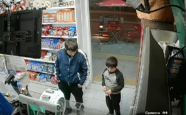 VIDEO: Usó a un nene para distraer al vendedor mientras robaba un kiosco