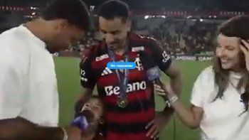 el hijo de danilo, heroe de flamengo, revelo que es hincha de fluminense en pleno festejo el hijo de danilo, heroe de flamengo, revelo que es hincha de fluminense en pleno festejo