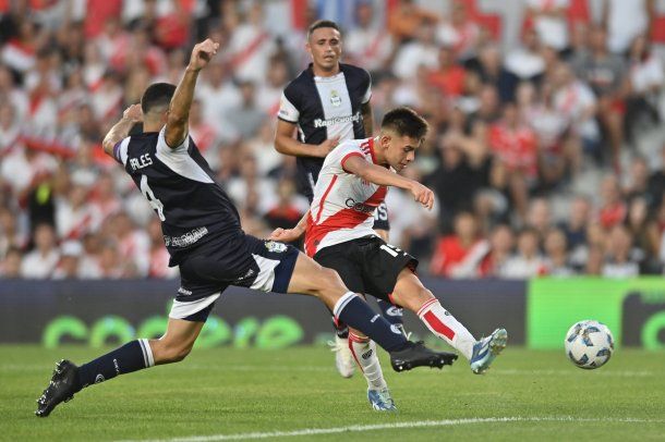 Golazo y emoción: el primer grito del Diablito Echeverri en River para el 1-1 ante Gimnasia