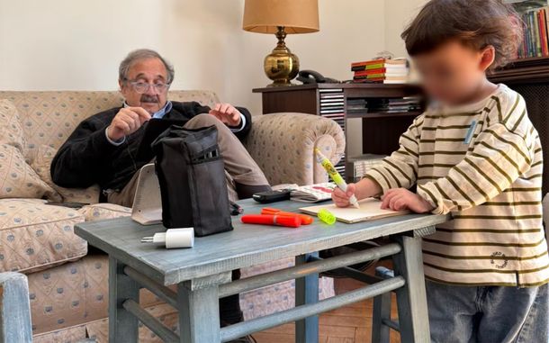 Ricardo Alfonsín junto a su nieta. Ricardo Alfonsín junto a su nieta.