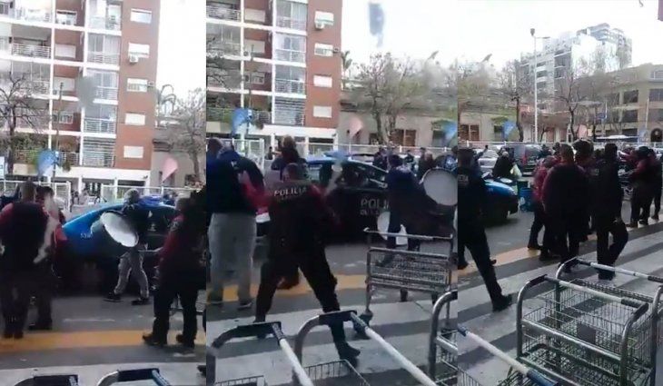 Abasto: violentos incidentes entre la policía y manifestantes frente a un supermercado mayorista
