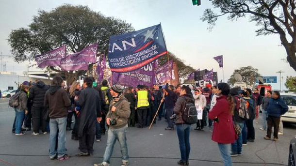 Caos en Avenida Costanera por un piquete de empleados de LAN