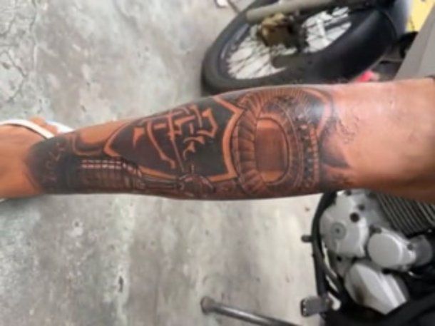 Un hincha de Fluminense se tatuó el escudo con la Copa Libertadores y el Maracaná