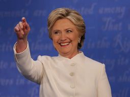 La teoría de que Hillary Clinton estaba utilizando un auricular circuló por las redes sociales La teoría de que Hillary Clinton estaba utilizando un auricular circuló por las redes sociales