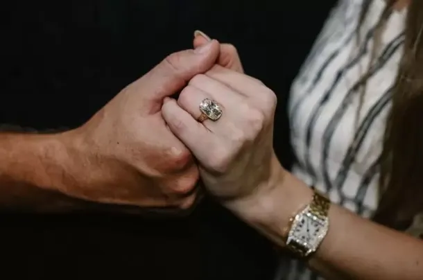 Cuánto cuesta el anillo que Taylor Swift mostró tras comprometerse con Travis Kelce