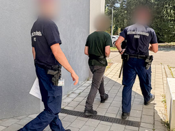 Detienen en Hungría a un hombre caníbal de 30 años que coleccionaba partes de cuerpos humanos. Detienen en Hungría a un hombre caníbal de 30 años que coleccionaba partes de cuerpos humanos.