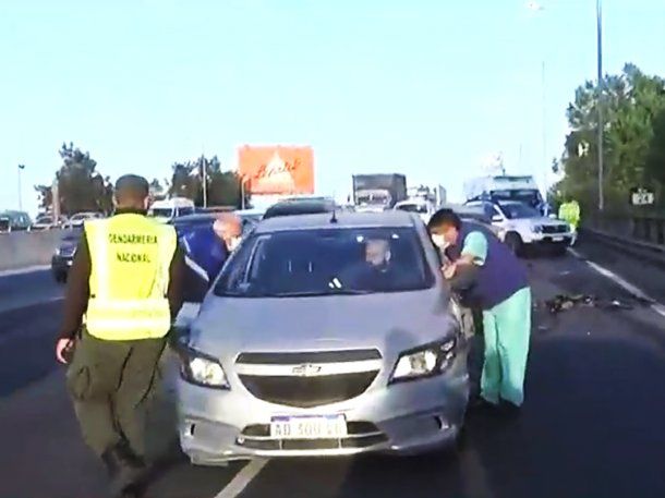 Choque en Panamericana: una persona cayó de un puente y un auto se fugó