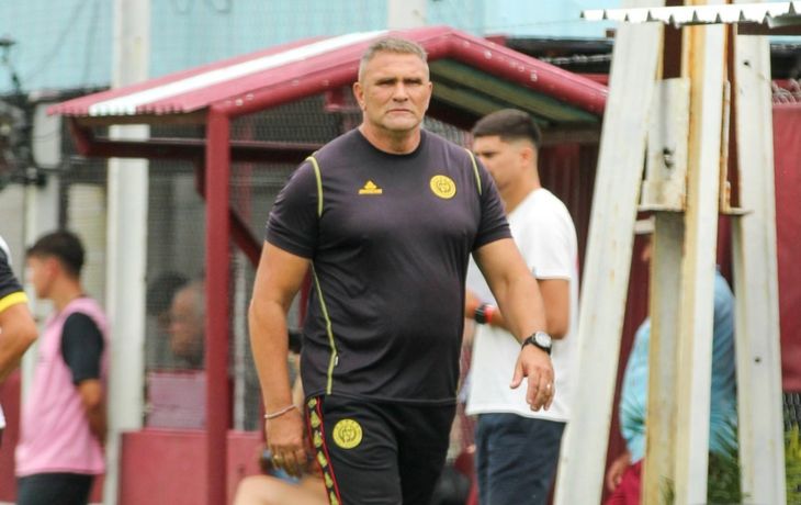 El DT de Flandria sufrió un pico de presión en pleno partido y renunció