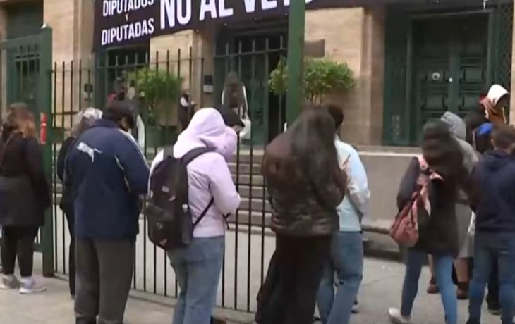 Cientos de personas hacen fila en la Facultad de Odontología de la UBA ante posible veto universitario