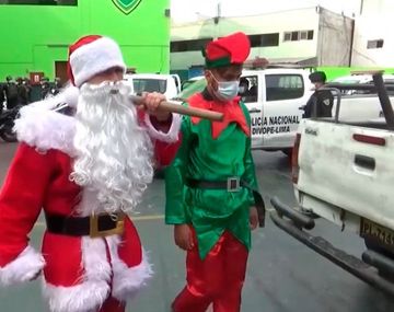 VIDEO: Dos policías allanaron una casa disfrazados de Papá Noel y un elfo