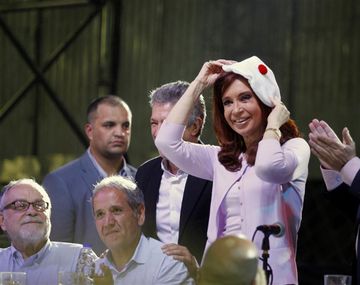 Cristina Kirchner con la simbólica boina blanca con el pompón rojo que representa a los militantes radicales junto a Leopoldo Moreau y Gustavo López