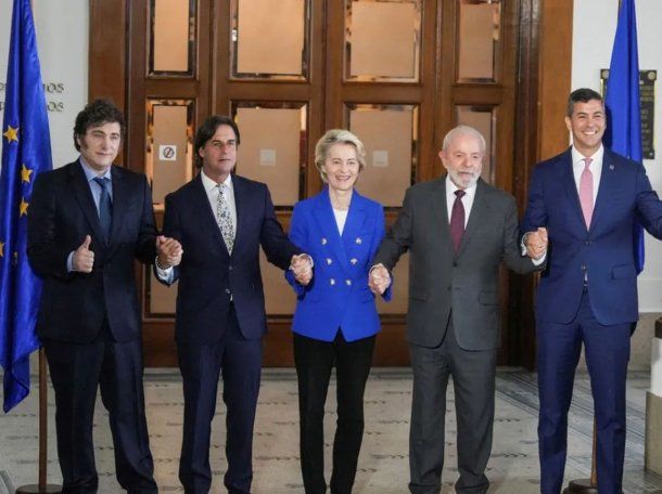 Javier Milei junto al presidente de Uruguay, Luis Lacalle Pou; la presidenta de la Comisión Europea, Ursula von der Leyen; y los presidentes de Brasil, Luiz Inácio Lula da Silva, y de Paraguay, Santiago Peña.