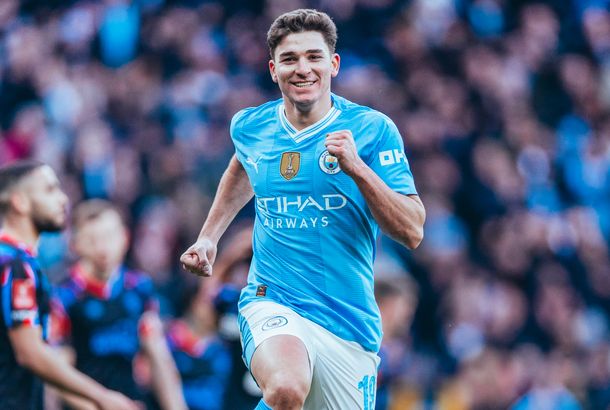 El gol de Julián Álvarez en la goleada del Manchester City en su debutpor la FA Cup