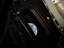 La Tierra se asoma en la ventana de Artemis 2. La Tierra se asoma en la ventana de Artemis 2.