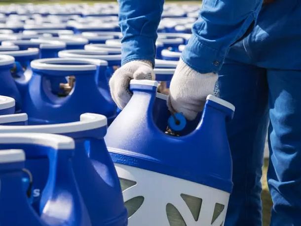 YPF lanzó una primera partida de garrafas de plástico para uso hogareño: cómo son y cuánto pesan