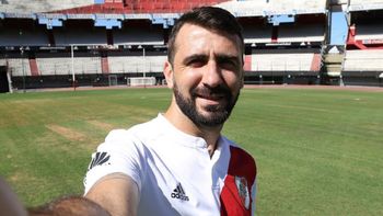 El delantero, feliz con la camiseta riverplatense El delantero, feliz con la camiseta riverplatense