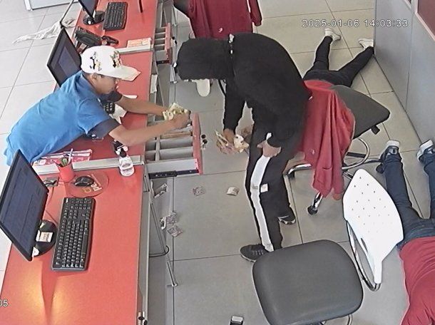 Video: así robaron dos delincuentes una financiera en La Plata en apenas tres minutos