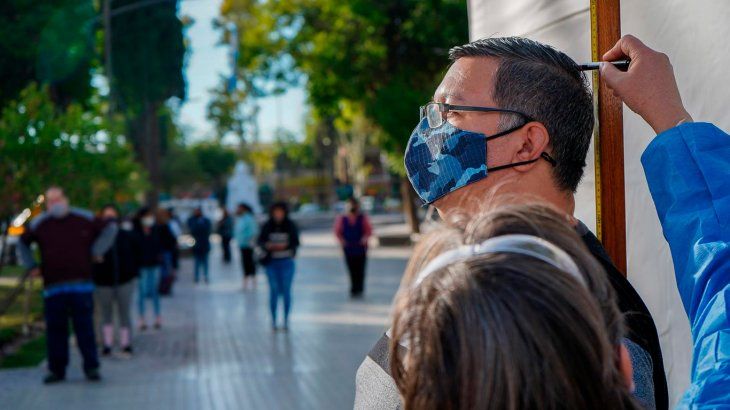 Mendoza: pesan y miden vecinos para determinar si son obesos y necesitan la vacuna contra el covid