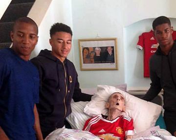 Fan del Manchester United murió 45 minutos después de conocer a sus ídolos