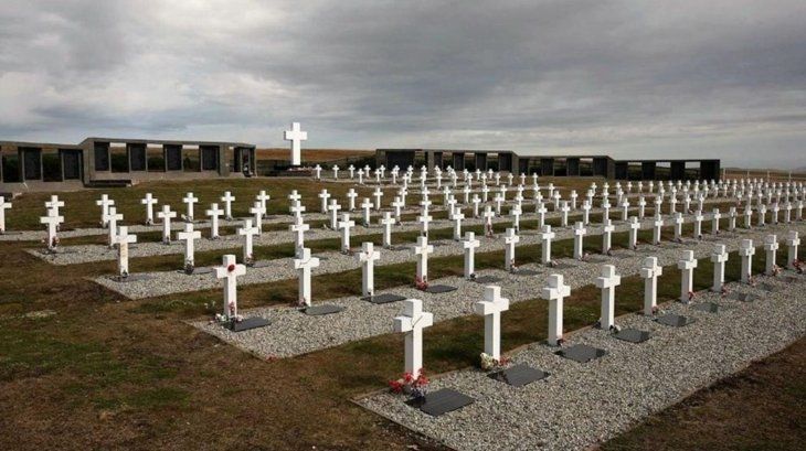 ¿Qué pasó en el cementerio argentino de las Islas Malvinas? Desmienten informe de la TV de Chile
