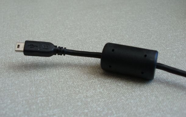 ¿Qué es y para qué sirve el cosito cilíndrico del cargador USB?