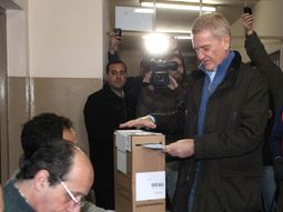 Con críticas a la lista sábana, De Narváez votó en Luján