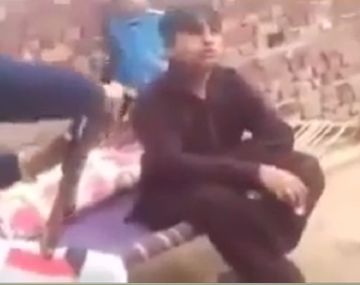 Se puso a limpiar un fusil delante de sus hijos y se le escapó un disparo