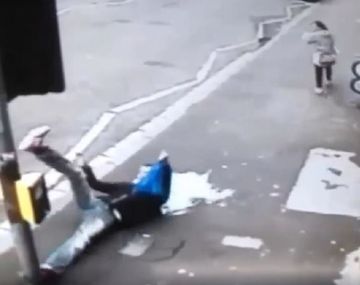 Se dio terrible golpe por mirarle la cola a una mujer&nbsp;