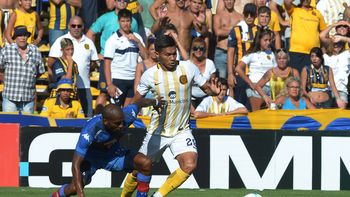 La lucha de Teo Gutiérrez con el defensor Pablo Lima La lucha de Teo Gutiérrez con el defensor Pablo Lima