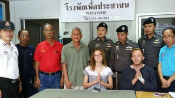 tailandia: tuvieron sexo en la calle y la policia los obligo a rezar para pedir perdon tailandia: tuvieron sexo en la calle y la policia los obligo a rezar para pedir perdon