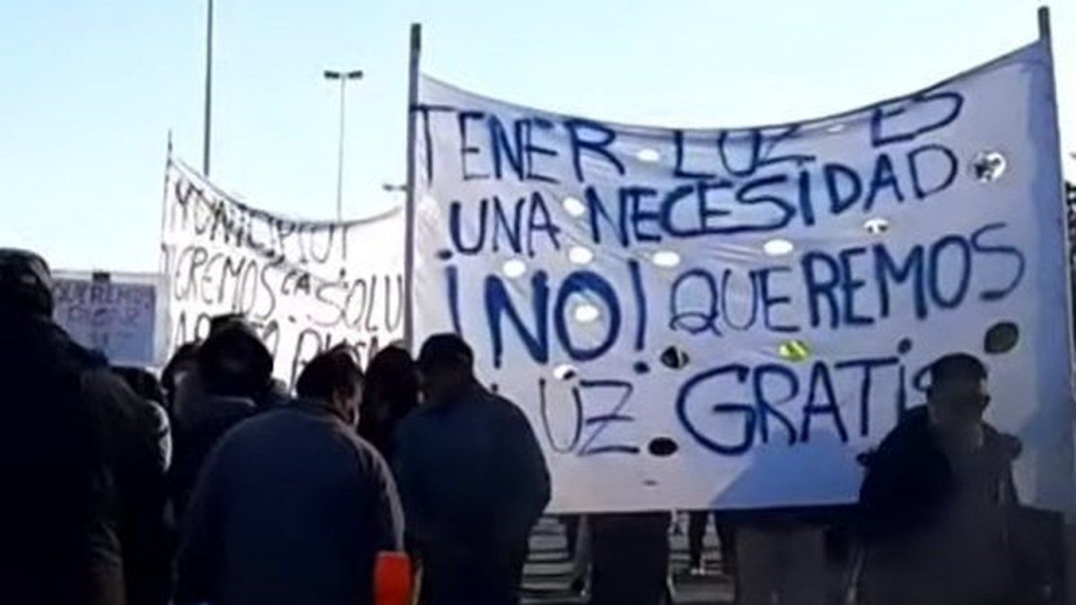 Vecinos sin luz cortaron la autopista Ricchieri