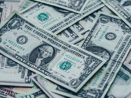 El dólar subió en el cierre de una semana donde cotizó a la baja y no logró sostenerse en la franja de los 39 pesos. El dólar subió en el cierre de una semana donde cotizó a la baja y no logró sostenerse en la franja de los 39 pesos.