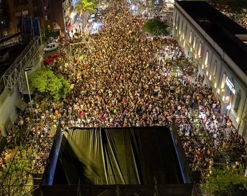Milei usó una foto de la Marcha del Orgullo como si fueran de su cierre de campaña