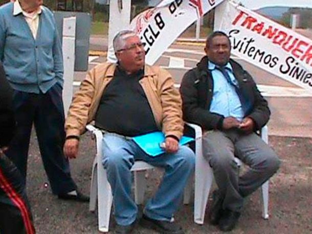 Insólito: un intendente se encadenó para que le arreglen una ruta