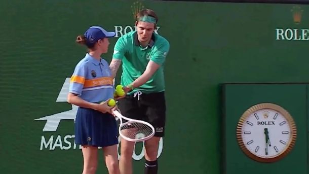 Bublik le dio la raqueta a una alcanzapelotas para que juegue un punto en el Masters 1000 de Montecarlo