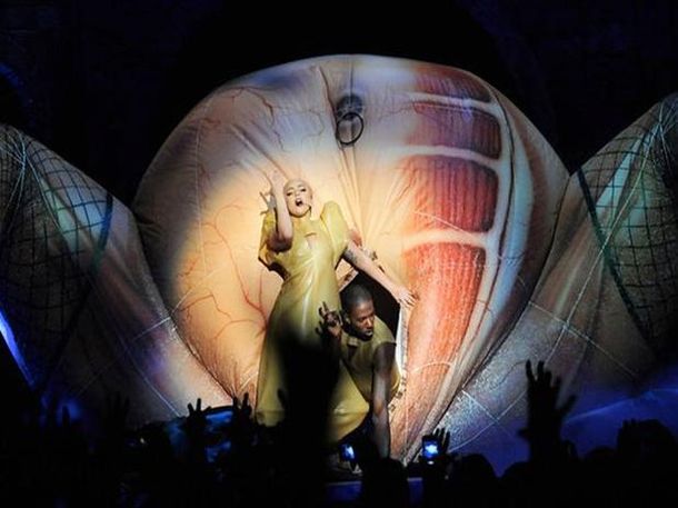 Lady Gaga salió de una vagina inflable en uno de sus conciertos