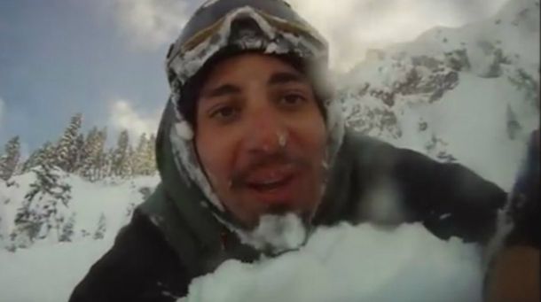 Un hombre provocó una avalancha con su snowboard y la grabó con su Go Pro