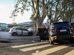 Chocaron auto de alta gama y camioneta: tres mujeres heridas