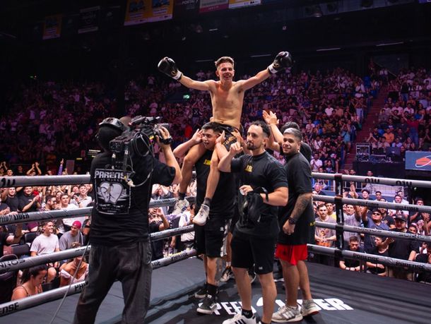Párense de manos: el video del nocaut técnico en una pelea de tuiteros en el Luna Park