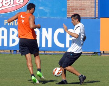Riquelme se entrenó con los titulares y acelera el regreso