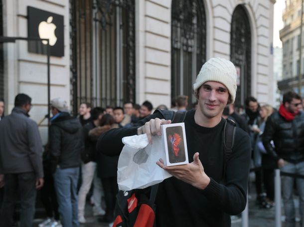 Expectativa para los amantes de Apple: salen a la venta los nuevos iPhone
