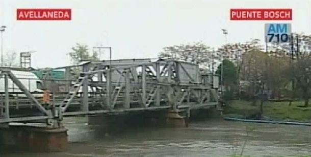 Cayó un auto del puente Bosch al Riachuelo: el conductor está desaparecido